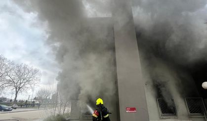 Balıkesir’de Korkutan Yangın! 10 Burda AVM Karşısında Marketin Kazan Dairesi Alevlere Teslim Oldu!