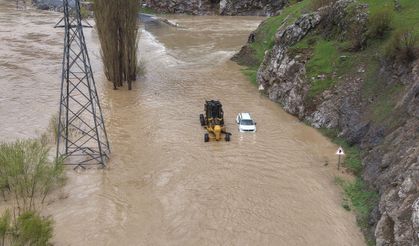 SON DAKİKA: Hakkari'de Dere Taştı, Kara Yolu Sular Altında Kaldı! Şemdinli-Derecik Yolu Kapandı!