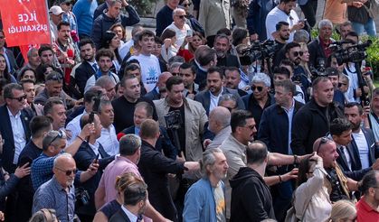 Ankara'da Tarihi Gün: Özgür Özel'in Çağrısıyla Binlerce Kişi Anıtkabir'e Yürüdü