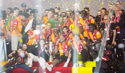 Son Dakika: Galatasaray 26. Şampiyonluk Kupasını Kaldırdı! Okan Buruk'tan 5. Yıldız Mesajı