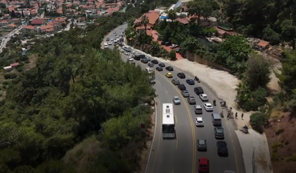 Bayram tatilinde Ölüdeniz’e araç akını: 5 kilometrelik trafik oluştu