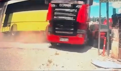 Freni boşalan belediye otobüsü tırı biçti! Kaza anı kamerada