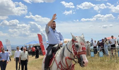 Üçpınar’da nefes kesen atlı şölen! Dörtnala yarışlar ve savaş sanatları gösterileri büyük ilgi gördü