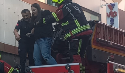 SON DAKİKA: Balıkesir Çarşı'da Yangın! Mahsur Kalanlar Tahliye Ediliyor, Sağlık Ekipleri Alarmda!