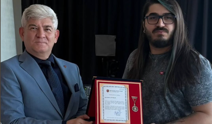 Ünlü Yayıncı "Kendine Müzisyen" Kemal Can Parlak'a TSK'ya Yaptığı Bağış Sonrası Gümüş Madalya Beratı Aldı!