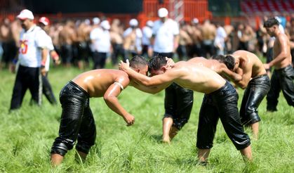 Edirne’de Tarihi Gün! 665. Kırkpınar Yağlı Güreşleri Başladı: İşte İlk Günün Nefes Kesen Anları…