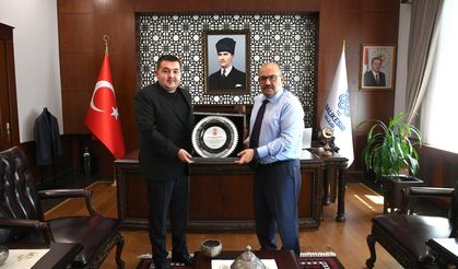 Balıkesir'de 100 Bin Forma Hamlesine Vali Desteği! Balıkesirspor Başkanı Mert Alper Acar'dan İsmail Ustaoğlu'na Ziyaret!
