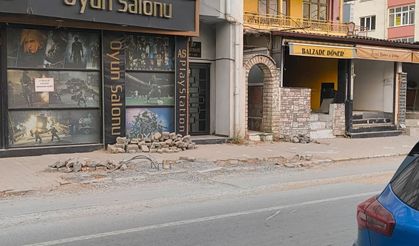Balıkesir Soma Caddesi'nde Altyapı Çilesi: Kaldırımlar Yürünmez Halde, Esnaf ve Vatandaş Çözüm Bekliyor!