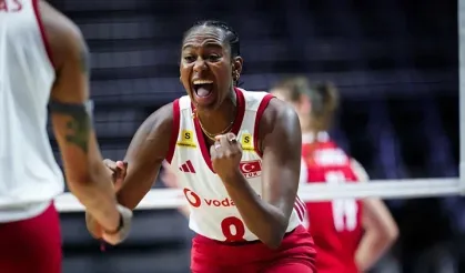 İstiklal Marşı’nı Okuması Tartışma Yarattı! Sinead Jack-Kısal Tek Cümleyle Yanıt Verdi: “Ben Türküm”