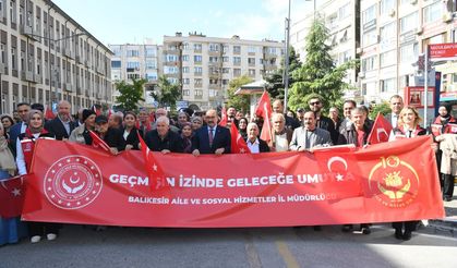 Balıkesir’de Dünya Yaşlılar Günü’nde Kortej Yürüyüşü