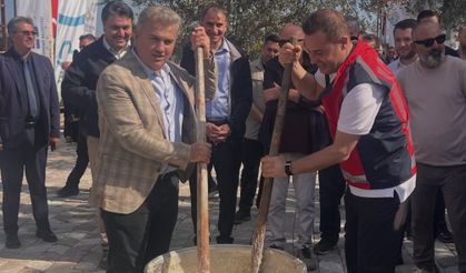 Siyaseti Bir Kenara Bırakıp Kazanın Başına Geçtiler! Mustafa Canbey ile Ahmet Akın Birlikte Keşkek Karıştırdı