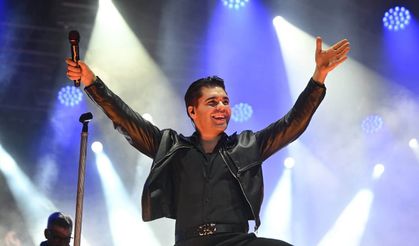 Balıkesir'de 29 Ekim Coşkusu Meydana Sığmadı! Emir Can İğrek Konserinde Binlerce Kişi Buluştu