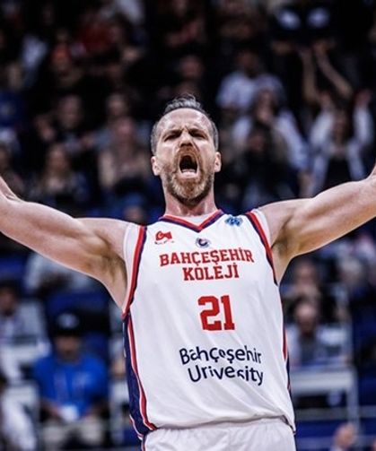 Milli Formayı 293 Kez Giydi! Balıkesirli Oğuz Savaş Basketbola Veda Etti