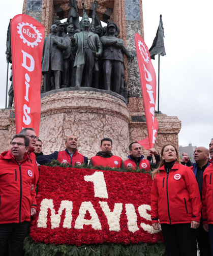 Taksim'de 1 Mayıs Kutlamaları: Sendikalar çelenk bıraktı