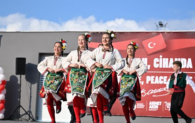 DÜNYA ÇOCUKLARI BALIKESİR SAHNESİNDE