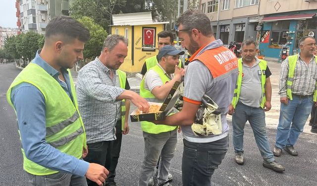 Dursun Mirza’dan Sahada Çalışan Personele Tatlı Jesti