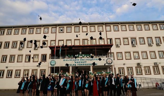 Diplomalar Havada! Kepsut MYO'da Mezuniyet Coşkusu! Kepsut Belediyesi Gençlerin Yanında