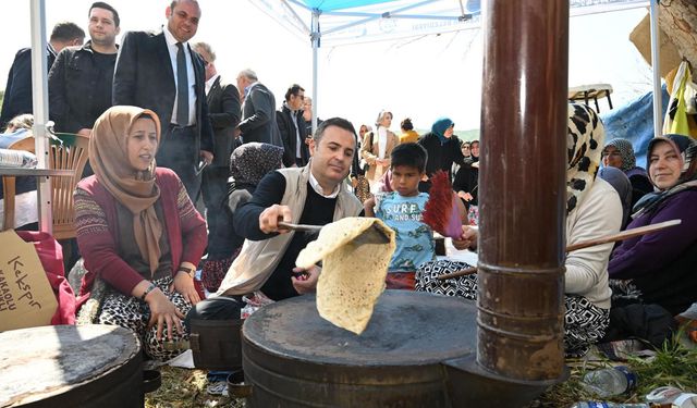 Ahmet Akın Hayır Turunda... Köy Hayırlarında Gözleme Pişirdi