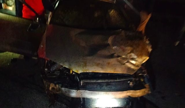 Balıkesir - İzmir Yolunda Trafik Kazası! Sürücü Araca Sıkıştı!
