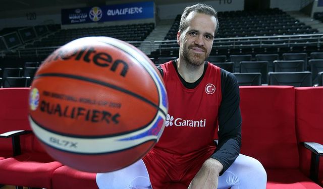 Milli Formayı 293 Kez Giydi! Balıkesirli Oğuz Savaş Basketbola Veda Etti