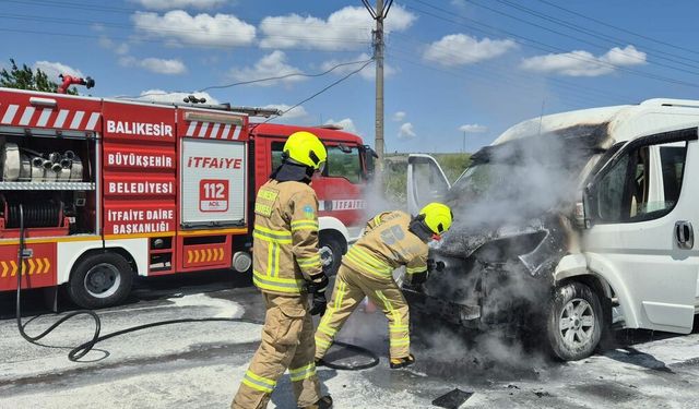 Yol Ortasında Alev Topuna Döndü! Balıkesir-Bursa Yolu Trafiğe Kapandı