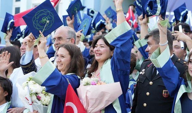 Gönen MYO’da Mezuniyet Heyecanı! 2025 Mezunları Gururla Kep Attı