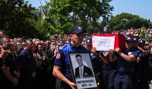 Özgür Özel'den duygusal veda: Manisa'yı bize emanet etti gitti!