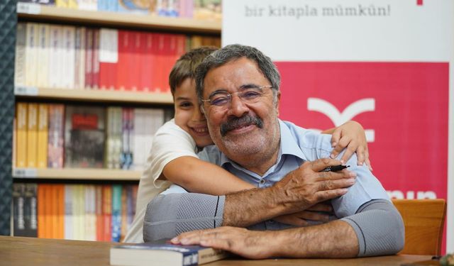 “Yazmak, Yaşamaktır”: Ahmet Ümit’ten Edebiyat Tutkusunu Anlatan Duygusal İtiraf