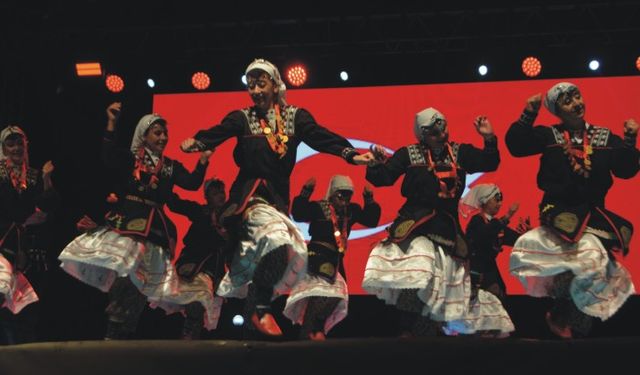 Ayvalık'ta 10. Uluslararası Halk Oyunları Festivali başladı