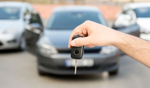 Araç Alıp Satacaklar Dikkat: İkinci El Otomobilde "6 Ay 6 Bin Kilometre" Yasağı Resmen Uzatıldı!