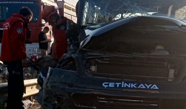 Balıkesir’de Feci Kaza! Tomruk Yüklü Kamyonla Çarpıştılar: 6 Yaralı