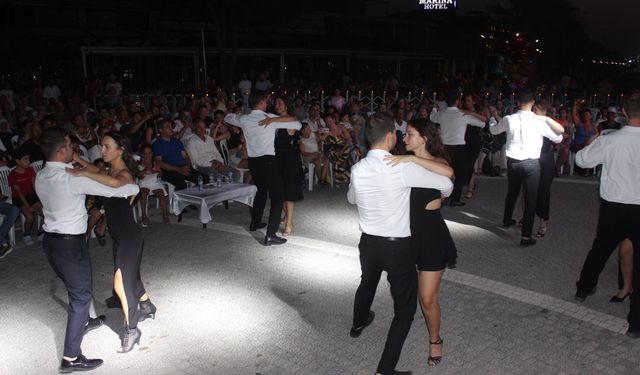 Burhaniye Kitap Fuarı'nda Nefes Kesen Vals Gösterisi! Sanat ve Zarafet İskelede Buluştu