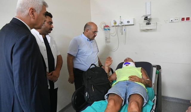 Vali Hastaneye Koştu! Balıkesir’deki Kazada Yaralılar Ziyaret Edildi