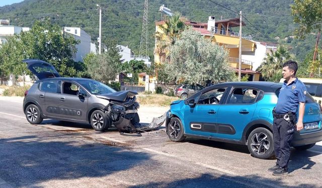 Erdek'te Korkunç Kaza! Araçlar Kafa Kafaya Çarpıştı, 5 Kişi Yaralı