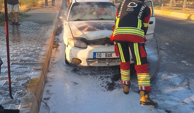 Gömeç’te Otomobil Alev Alev Yandı! E87 Yolunda Panik Anları