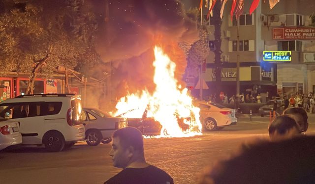 Muğla'da Yangın Paniği! Park Halindeki Otomobilden Alevler Yükseldi!