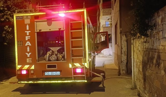 Burhaniye'de Korkutan Yangın! Ev Alevlere Teslim Oldu!