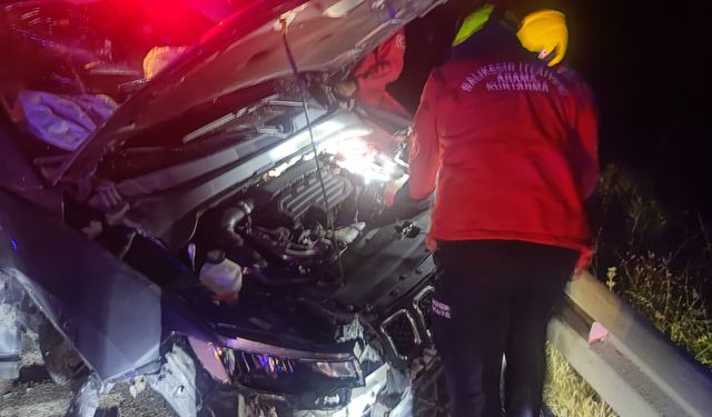 Burhaniye'de Korkutan Kaza! Araç Orta Refüje Çarptı!