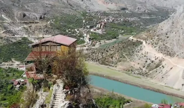 Kayaların Zirvesine Kurulan Hayat: Emekli Öğretmen Çiftin Azmi İlçenin Simgesi Oldu