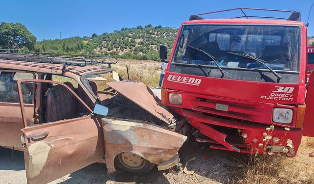 Balıkesir İvrindi'de Korkutan Kaza! Bir Araba Kamyonun Altına Girdi! 8 Kişi Yaralandı!