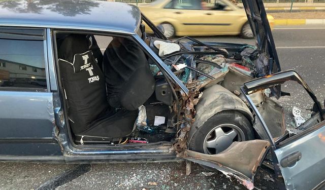 Altınoluk'ta Feci Kaza! Yolcu Araçta Sıkıştı!