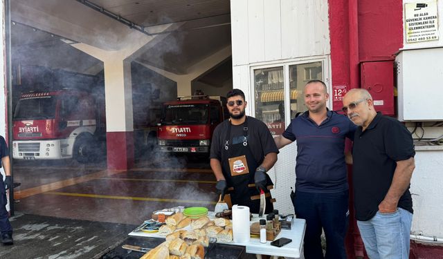 Ayvalık’ta Kahraman İtfaiyecilere Kokoreçli Teşekkür