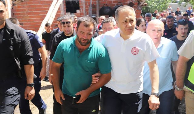 Kepsut'ta Ahırı Yanan Çiftçiyi Ali Yerlikaya Teselli Etti!