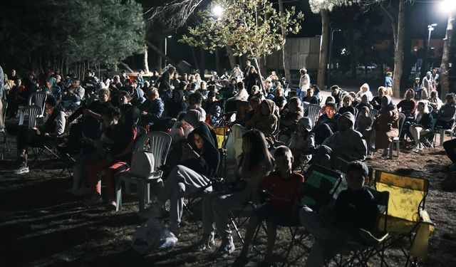 Bandırma’da Açık Hava Sinema Keyfi: Büyük Kuşatma İlgiyle İzlendi