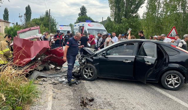 Sındırgı'da Feci Kaza! 2 Araç Kafa Kafaya Çarpıştı! 4 Yaralı