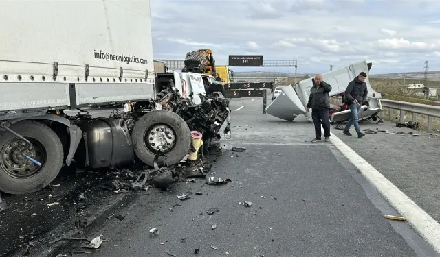 Kuzey Marmara Yolu’nda Feci Kaza: TIR Önce Gişelere Ardından Jandarma'ya Çarptı!