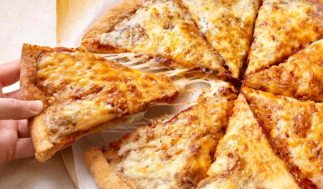Pizzada Devrim Gibi Tasarım! Bu Adam, Kutunun Yarısıyla Sunum Yaparak Kağıt İsrafına Son Veriyor