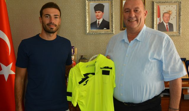 Balıkesirli FIFA Kokartlı Hakem Oğuzhan Çakır’dan Bigadiç’e Anlamlı Ziyaret