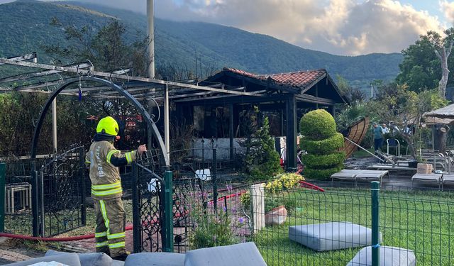 Balıkesir'de Korkutan Yangın! Erdek'te Bir Otelin Kafeteryası Alev Aldı!