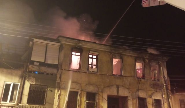 Balıkesir'de Yangın Paniği! Edremit'te Tarihi Bina Alevlere Teslim Oldu!